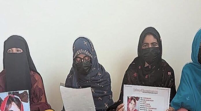 حب چوکی سے سیکیورٹی فورسز کے ہاتھوں جبری گمشدگی کا نشانہ بننے والی 15 سالہ بلوچ خاتون نسرین بلوچ کے والدہ نے رشتہ داروں کے ہمراہ پریس کانفرنس