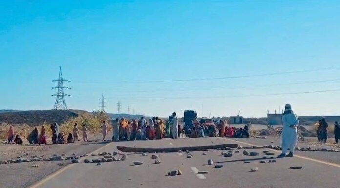 تجابان، قابض پاکستانی فورسز کے ہاتھوں ایک ہی خاندان کے 4 افراد جبری لاپتہ، دو خواتین بھی شامل، علاقہ مکینوں کا سی پیک شاہراہ پر احتجاج