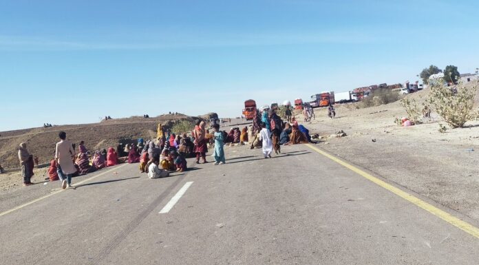 کیچ: جبری طور پر لاپتہ افراد کے لواحقین کا سی پیک شاہراہ پر دوسرا دن بھی دھرنا جاری