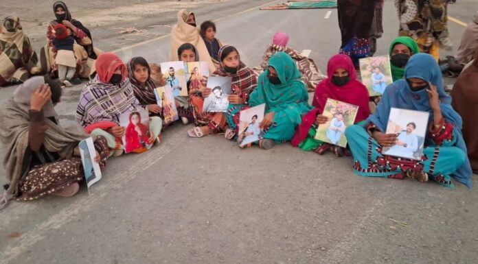 تربت، خواتین سمیت چار افراد کی جبری گمشدگی کے خلاف اہلِ خانہ کا تیسری روز بھی احتجاج، سی پیک شاہراہ بند