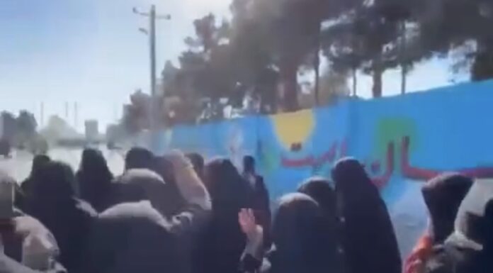 زاہدان: نمازِ جمعہ کے بعد بلوچ خواتین کا احتجاج، سیکیورٹی فورسز کی فائرنگ