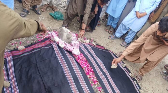 مجید عاجز کو سپردِ گلزمین کر دیا گیا، سینکڑوں افراد کی شرکت