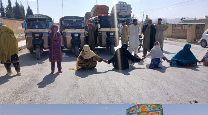 مستونگ راشن نہ ملنے کیخلاف خواتین نے مرکزی شاہراہ بلاک کردیا