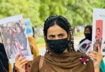 کوئٹہ پریس کلب کے باہر بی وائی سی رہنماؤں کے کیسز اور ڈاکٹر ماہرنگ بلوچ کی صحت پر پریس کانفرنس روک دی گئی۔ نادیہ بلوچ