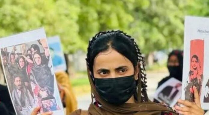 کوئٹہ پریس کلب کے باہر بی وائی سی رہنماؤں کے کیسز اور ڈاکٹر ماہرنگ بلوچ کی صحت پر پریس کانفرنس روک دی گئی۔ نادیہ بلوچ