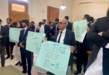 عدالتی نظام اور شہری آزادیوں پر سمجھوتہ نامظور: کوئٹہ کے وکلاء کا فیس لیس ٹرائل کے نوٹیفکیشنز فوری واپس لینے کا مطالبہ