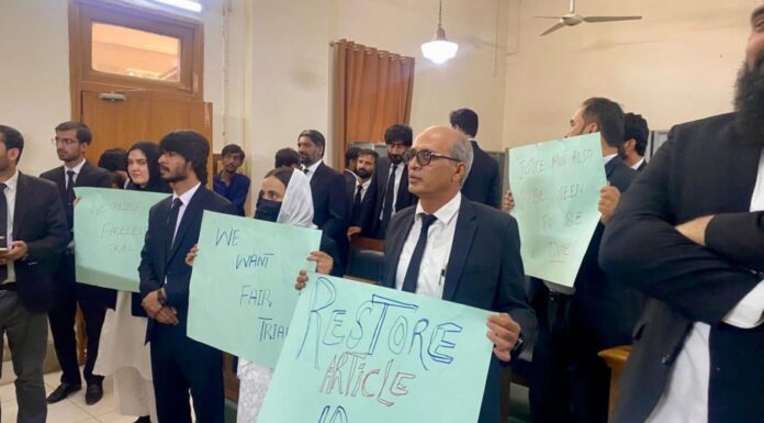 عدالتی نظام اور شہری آزادیوں پر سمجھوتہ نامظور: کوئٹہ کے وکلاء کا فیس لیس ٹرائل کے نوٹیفکیشنز فوری واپس لینے کا مطالبہ