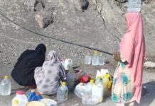 سراوان کے علاقے دزک میں بجلی کی طویل بندش اور پینے کے پانی کی شدید قلت، مکینوں کا حکام سے فوری نوٹس لینے کا مطالبہ
