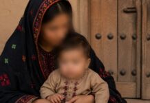 رودبار جنوب: مطلوب شخص کی عدم موجودگی پر بلوچ خاتون اور ایک سالہ بچے کی گرفتاری، اہلِ خانہ نے یرغمال بنانے کا الزام عائد کر دیا