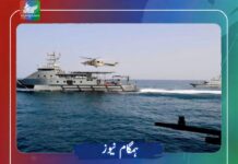 مسقط: عمان نے اعلان کیا ہے کہ وہ اقوام متحدہ کے ذیلی ادارے انٹرنیشنل میری ٹائم آرگنائزیشن کے تعاون سے آبنائے ہرمز سے گزرنے والے جہازوں کے لیے ایک عارضی ٹرانزٹ کوریڈور قائم کر رہا ہے۔ عمان کے میری ٹائم سیکیورٹی سینٹر نے سوشل میڈیا پلیٹ فارم ایکس پر جاری بیان میں کہا کہ یہ اقدام بین الاقوامی قانون کے احترام اور آبنائے ہرمز میں بلا معاوضہ اور محفوظ بحری آمدورفت کو یقینی بنانے کے لیے کیا جا رہا ہے۔ بیان کے مطابق مجوزہ راہداری استعمال کرنے والے تمام تجارتی اور دیگر بحری جہازوں کو انٹرنیشنل میری ٹائم آرگنائزیشن کے ساتھ رابطہ اور ضروری ہم آہنگی کرنا ہوگی تاکہ بحری نقل و حمل محفوظ انداز میں جاری رہ سکے۔ عمانی حکام کا کہنا ہے کہ یہ منصوبہ خطے میں حالیہ کشیدگی کے بعد عالمی بحری تجارت کے تحفظ اور سپلائی چین کو مستحکم رکھنے کی کوششوں کا حصہ ہے۔ معاہدے کی خلاف ورزی پر ایران نے دوبارہ آبنائے ہرمز کو مکمل طور پر بند کردیا امریکا نے آبنائے ہرمز میں ایران پر عائد بحری ناکہ بندی ختم کردی آبنائے ہرمز سے تیل سے بھرے جہازوں کی محفوظ آمدورفت شروع ہوگئی؛ ٹرمپ کا دعویٰ آبنائے ہرمز دنیا کی اہم ترین بحری گزرگاہوں میں شمار ہوتی ہے، جہاں سے روزانہ بڑی مقدار میں خام تیل، قدرتی گیس اور دیگر تجارتی سامان دنیا کے مختلف حصوں تک پہنچایا جاتا ہے۔ اسی وجہ سے اس آبی راستے کی صورتحال عالمی توانائی منڈیوں اور بین الاقوامی تجارت پر براہ راست اثر ڈالتی ہے۔ The Sultanate of Oman, in coordination with IMO is providing a shipping transit corridor in the Strait of Hormuz. pic.twitter.com/6MVVLmVjRN ماہرین کے مطابق عمان اور آئی ایم او کی جانب سے یہ اقدام بحری سلامتی میں اضافے اور عالمی تجارتی جہازوں کے اعتماد کو بحال کرنے میں اہم کردار ادا کر سکتا ہے، خصوصاً ایسے وقت میں جب مشرق وسطیٰ کی صورتحال عالمی توجہ کا مرکز بنی ہوئی ہے۔