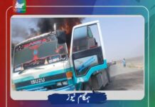 خاران: مسلح افراد کی سی پیک گواش روڑ پر ناکہ بندی، دو ٹرک نذر آتش