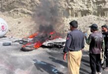 اورماڑہ کوسٹل ہائی وے پر باؤزر اور کار میں خوفناک تصادم آگ بھڑک اٹھی 6 افراد ھلاک