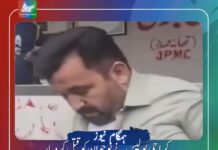 کراچی پولیس نے نوجوان کو قتل کردیا، بچے کی ماں نے پولیس آفیسر کو گریبان سے پکڑ کر اپنا بچہ مانگ لیا